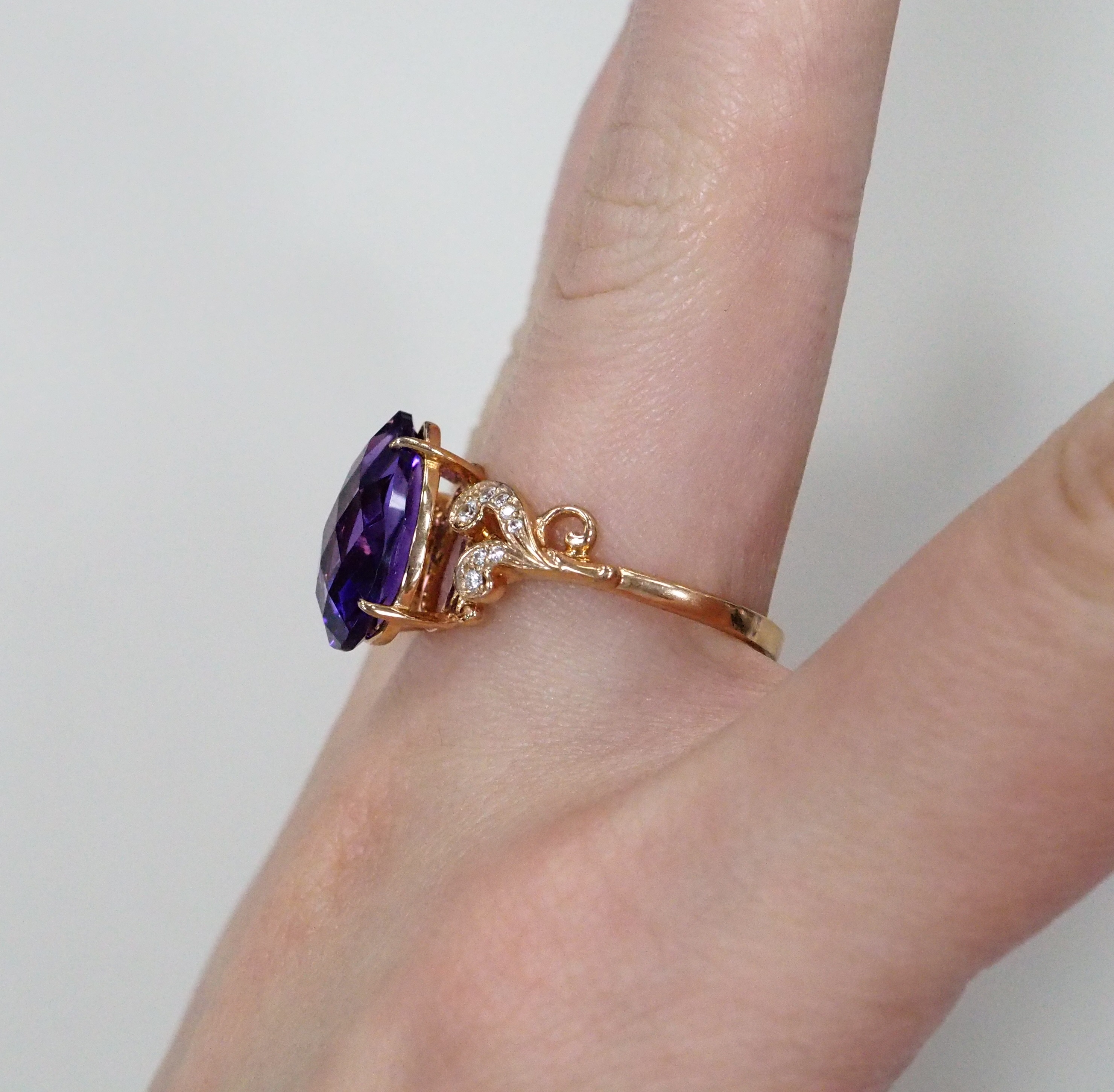 Серебряное кольцо 925 пробы; вставки Кварц ГТ цветом Аметист(бриолет), Фианит бесцв.;